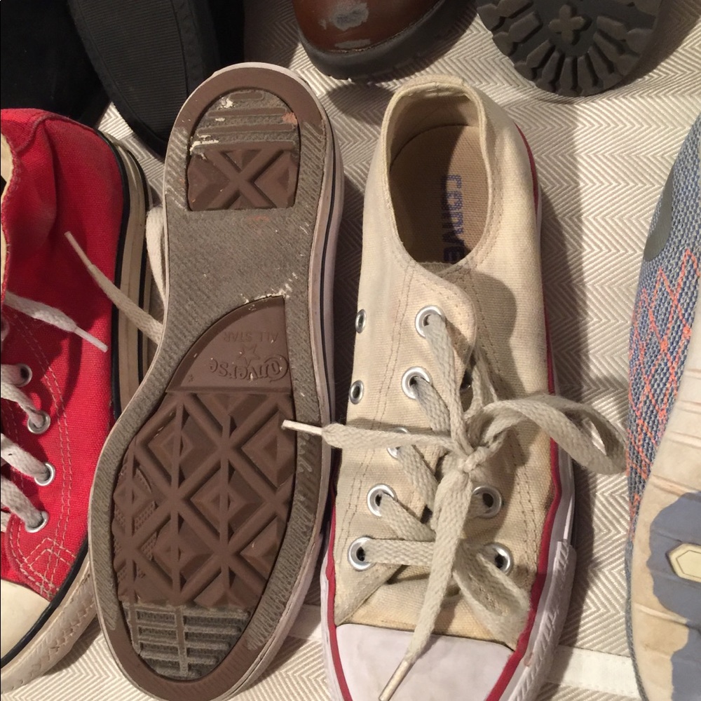 Pale yellow low top converse